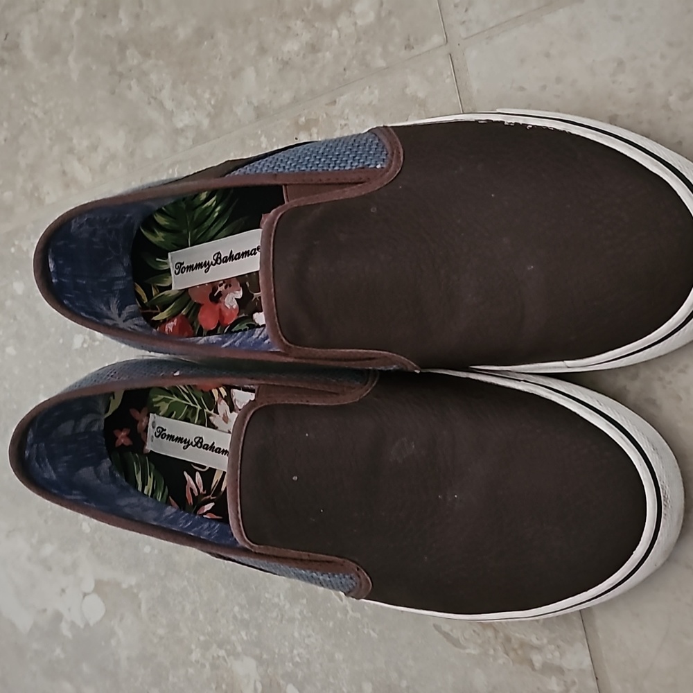 Tommy Bahamas size 11 brown color like new